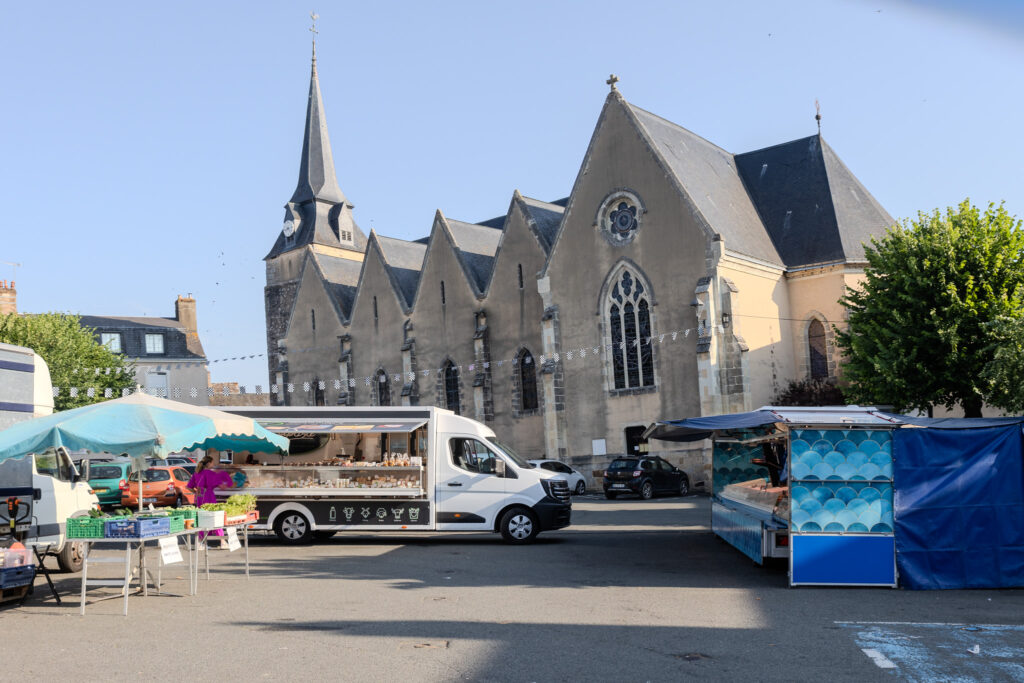 Le marché de Parigné-l'Evêque qui a lieu les jeudis matins de 8h à 12h