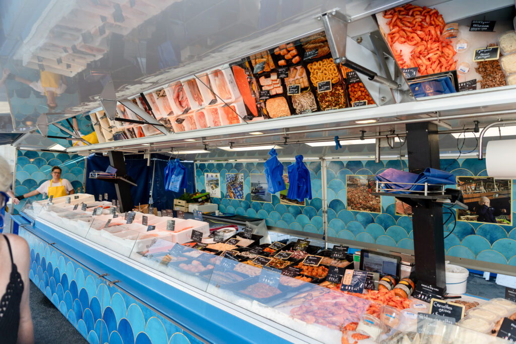 Le marché de Parigné-l'Evêque qui a lieu les jeudis matins de 8h à 12h Ouverture chez le poissonnier