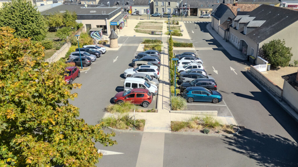 Le marché de Parigné-l'Evêque qui a lieu les vendredis de 15h30 à 20h sur la Place des Trois Puits
